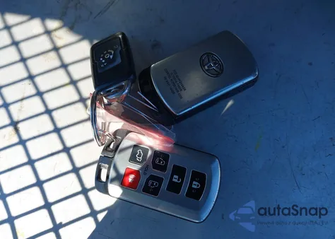 2015 Toyota Sienna Xle Premium 8 Passenger z USA, uszkodzony, nr VIN 5TDYK3DC8FS557800